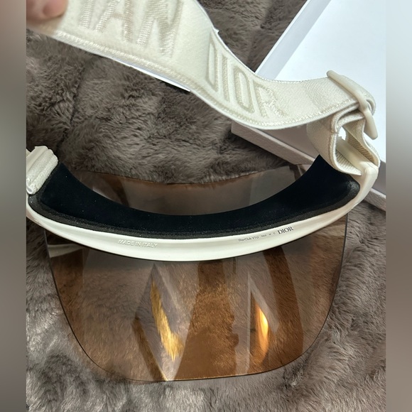 *NWT* CHRISTIAN DIOR UNISEX VISOR IN SOLD OUT PEACH/WHITE COMBINATION. MUST SEE! - Picture 9 of 11